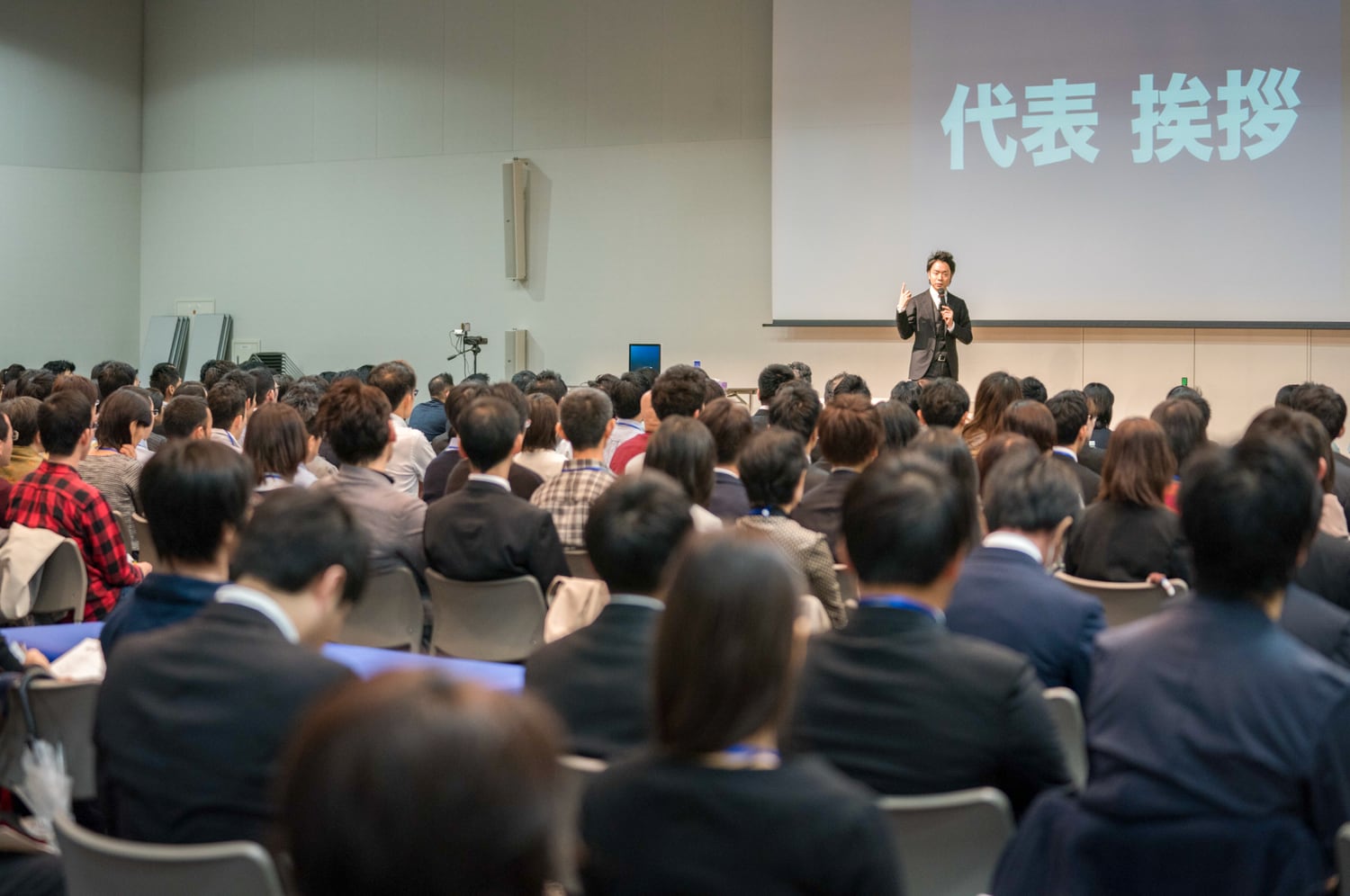 代表として登壇し挨拶する藤井翔悟