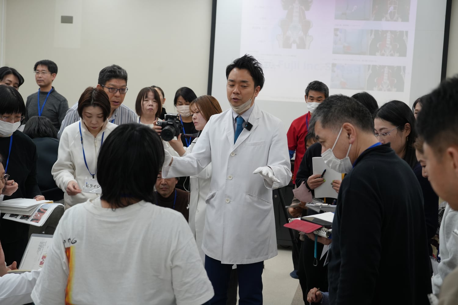 セミナーで手技を指導する藤井翔悟